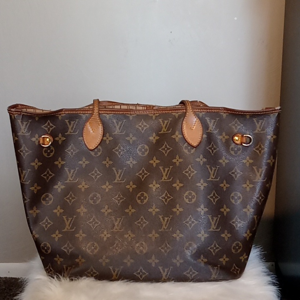 💯 percent authentic Louis Vuitton bag, it's in really good condition.